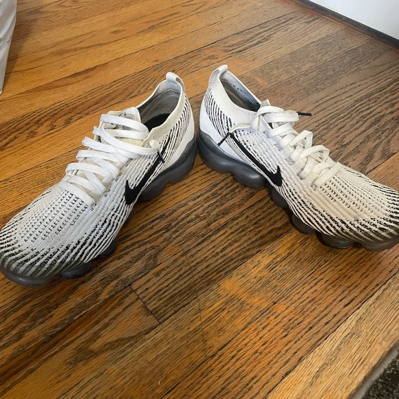 Nike Zebra Vapormax shoe in good condition. Free shipping. Comes with box. - Picture 2 of 4